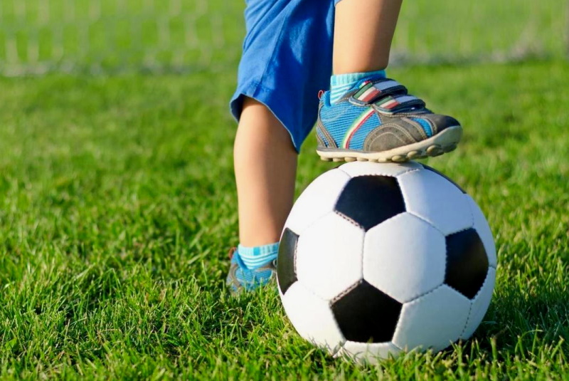 Почему стоит отдать ребенка на занятия футболом?